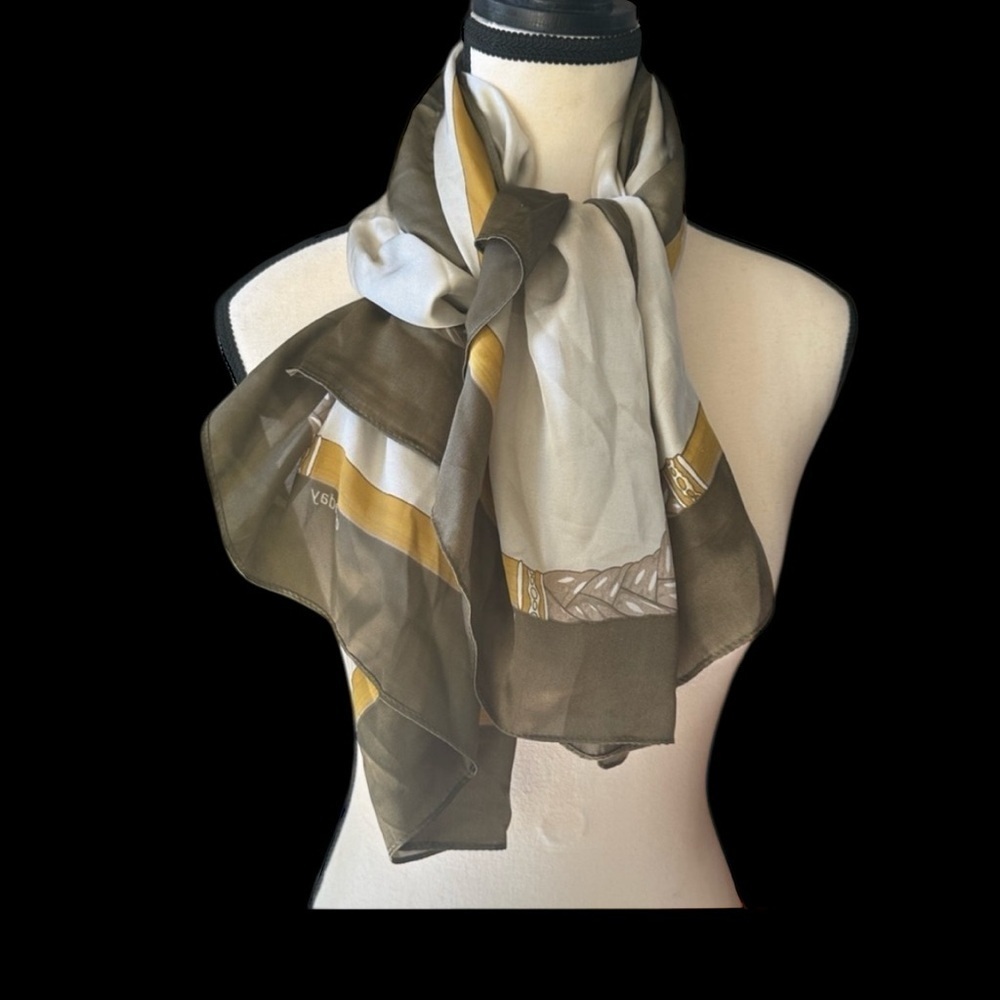 DAYADAY ladies scarf 40” x 40” excellent condition. 100% polyester